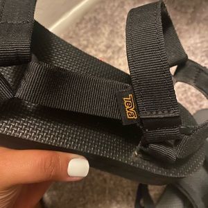 Teva mid form black universal sandal.